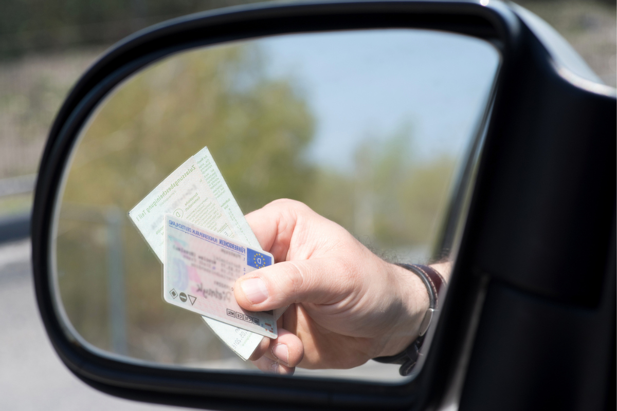 Accessible sur téléphone portable, le nouveau permis dématérialisé aura la même valeur que le permis de conduire physique - Crédits : Stadtratte / iStock