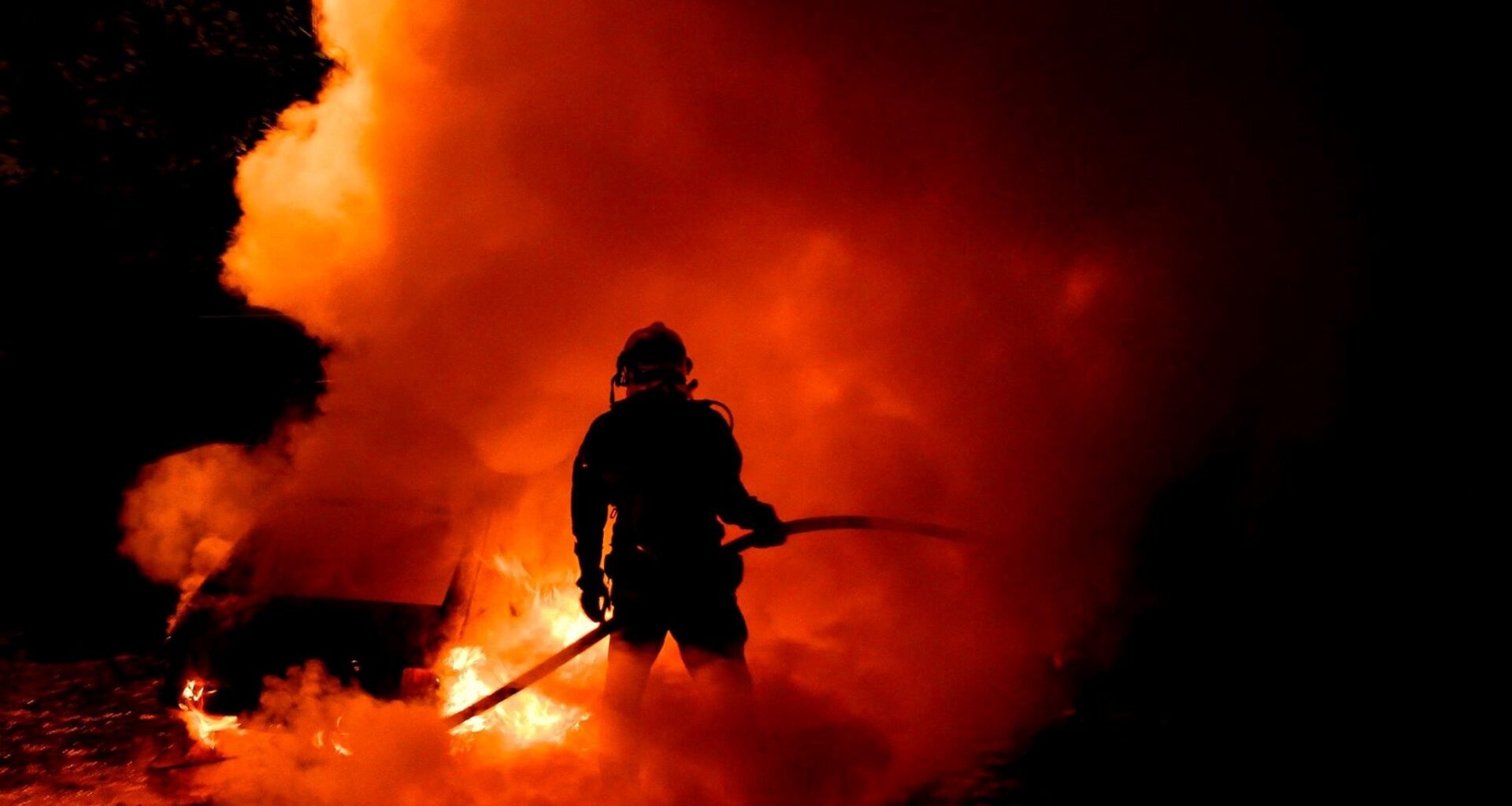 Violent incendie au nord de Rouen : une chaumière complètement embrasée