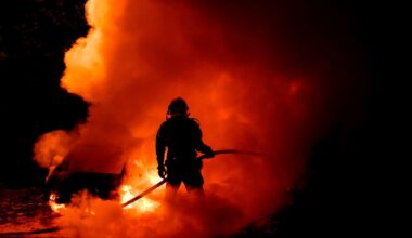 Violent incendie au nord de Rouen : une chaumière complètement embrasée
