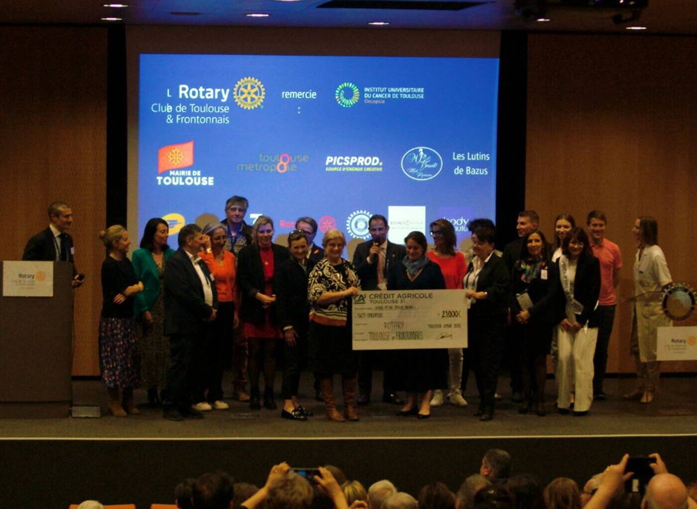 Carry Benning, présidente du RCTF procédant à la remise de chèque à Claire Genety, directrice générale adjointe de l'IUCT-Oncopole