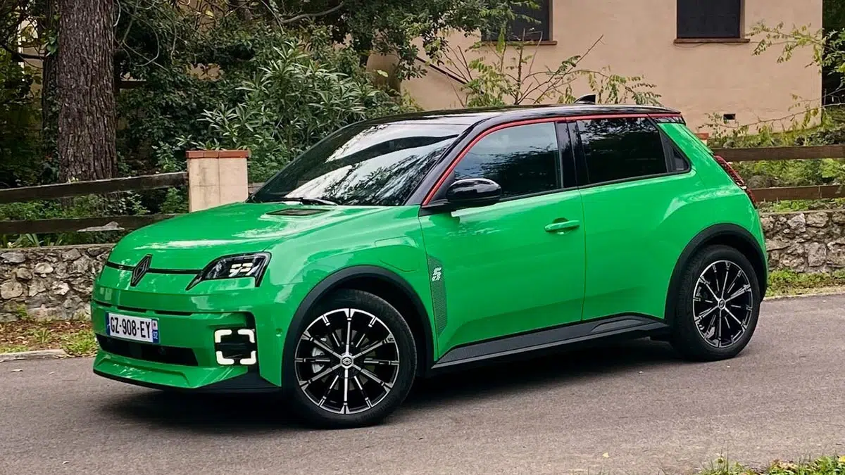 Face avant de la Renault 5 E-Tech verte avec projecteurs carrés et logo rétro