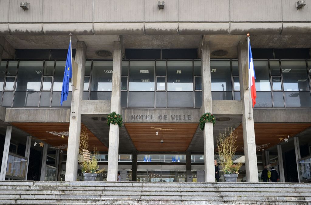 Grenoble : test salivaire, manifestation, plainte… un conseil municipal sous haute tension