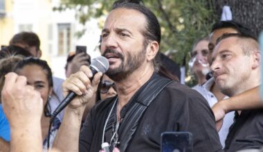 Francis Lalanne lors d'un rassemblement contre le Pass sanitaire en 2021. PHOTO © SYSPEO/SIPA