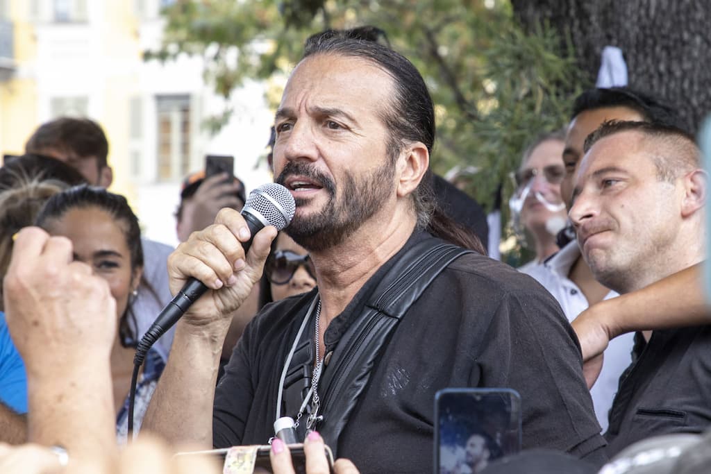 Francis Lalanne lors d'un rassemblement contre le Pass sanitaire en 2021. PHOTO © SYSPEO/SIPA