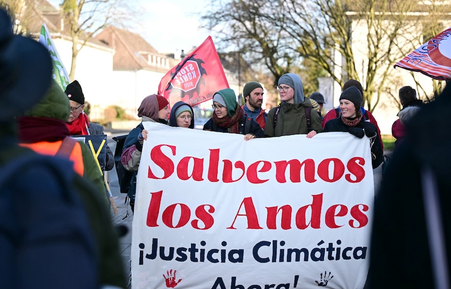 Des militants pour l'environnement manifestent le 17 mars 2025 devant le tribunal de Hamm, en Allemagne