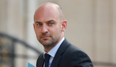 Le ministre français des Affaires étrangères, Jean-Noël Barrot, arrive à un dîner de travail au palais de l'Elysée, à Paris, le 5 mai 2025