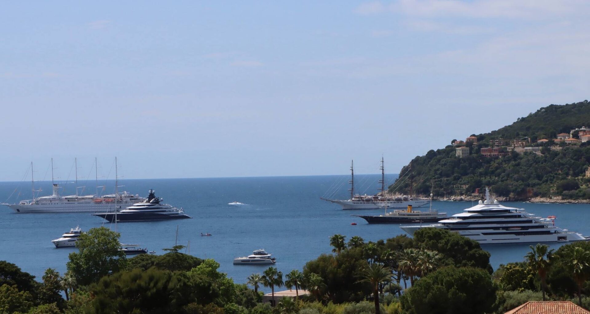 Vents violents sur la Côte d'Azur: plusieurs yachts de luxe et bateaux de croisières rapatriés en urgence dans la rade de Villefranche