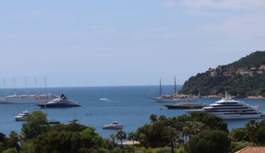 Vents violents sur la Côte d'Azur: plusieurs yachts de luxe et bateaux de croisières rapatriés en urgence dans la rade de Villefranche