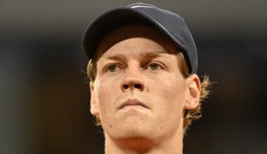 ATP - Rome > Sinner sur sa tenue toute noire : "J'aime que tout soit de la même couleur. Après j'ai encore beaucoup à apprendre sur la mode en dehors du terrain (sourire). Je suis juste un jeune homme de 23 ans tout à fait normal. Rien de fou"