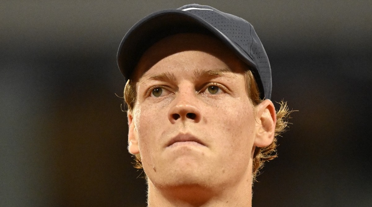 ATP - Rome > Sinner sur sa tenue toute noire : "J'aime que tout soit de la même couleur. Après j'ai encore beaucoup à apprendre sur la mode en dehors du terrain (sourire). Je suis juste un jeune homme de 23 ans tout à fait normal. Rien de fou"