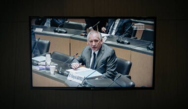 le surveillant condamné pour violences en juin 1996 a-t-il vraiment été licencié dans la foulée, comme l’a affirmé Bayrou ? – Libération