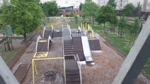 Le parc situé derrière la médiathèque Romain-Rolland, à Romainville, a été rapidement recouvert d'une pellicule de grêlons en milieu d'après-midi. DR