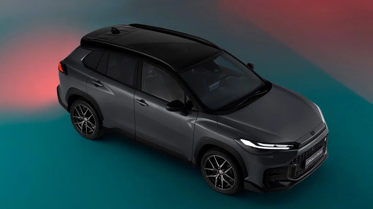 Profil du Toyota Corolla Cross 2026 en finition hybride avec jantes alliage 18 pouces