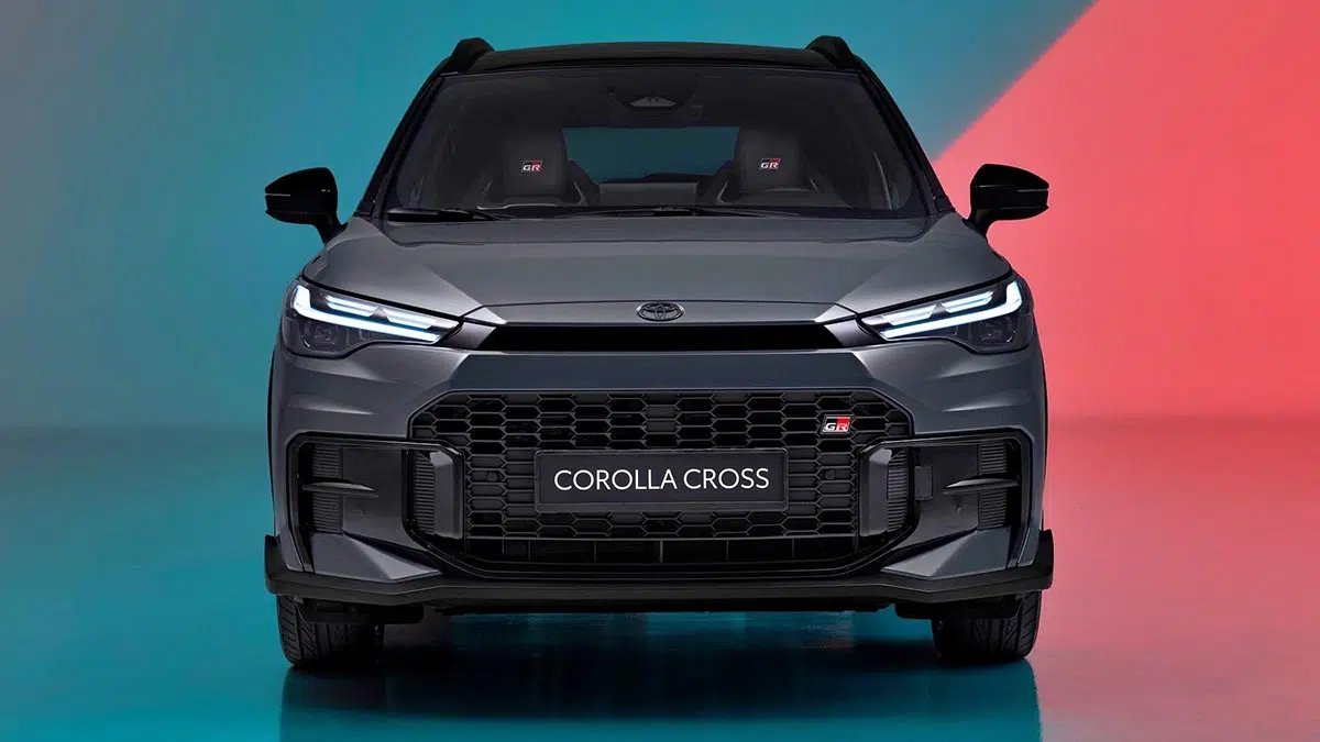 Face avant du Toyota Corolla Cross 2026 hybride avec nouvelle calandre et signature LED