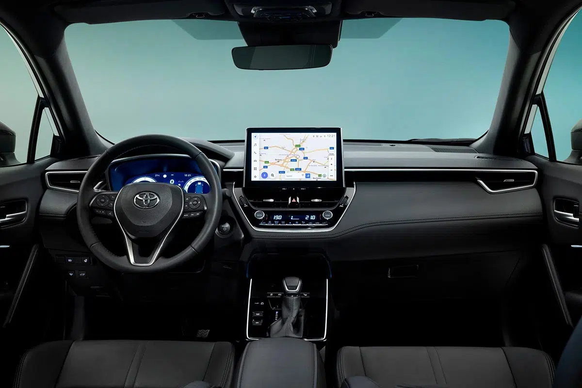 Vue frontale du tableau de bord du Toyota Corolla Cross 2026 avec écran tactile central et combiné numérique