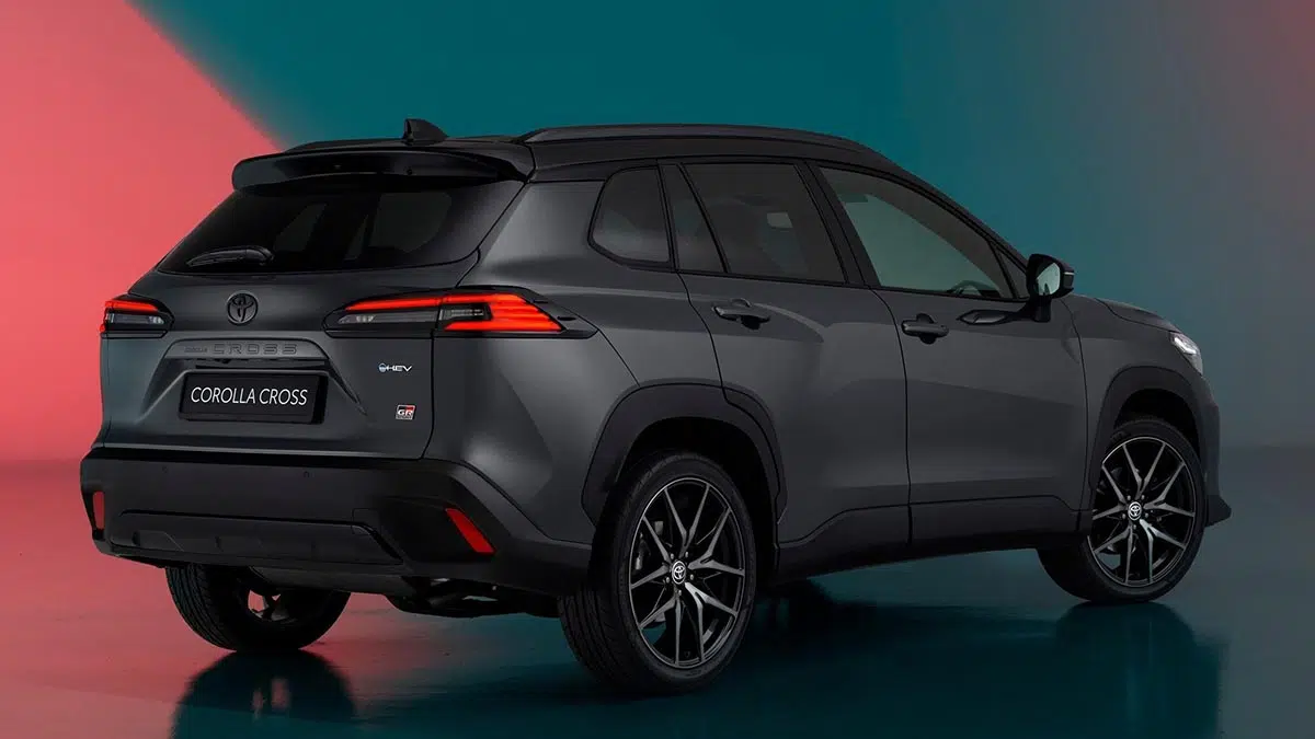 Vue arrière du Toyota Corolla Cross 2026 avec feux LED et hayon sculpté