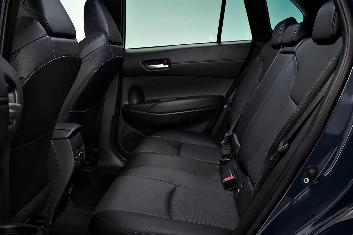 Sièges arrière du Toyota Corolla Cross 2026 avec sellerie tissu et espace aux jambes confortable