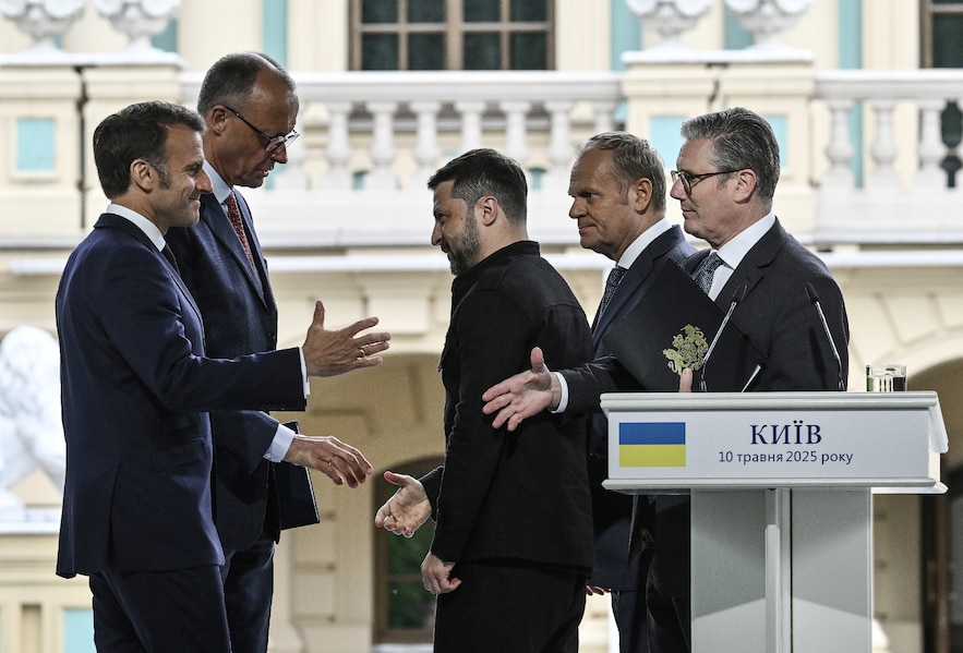 (g-d) Le président français Emmanuel Macron, le chancelier allemand Friedrich Merz, le président ukrainien Volodymyr Zelensky, le Premier ministre polonais Donald Tusk et le Premier ministre britannique Keir Starmer se serrent la main après leur conférence de presse conjointe à Kiev, le 10 mai 2025