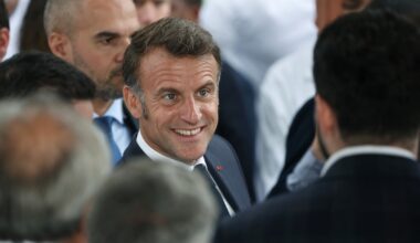 Le président français Emmanuel Macron (au centre) assiste à l'inauguration d'un laboratoire à Wissous, en région parisienne, le 12 mai 2025