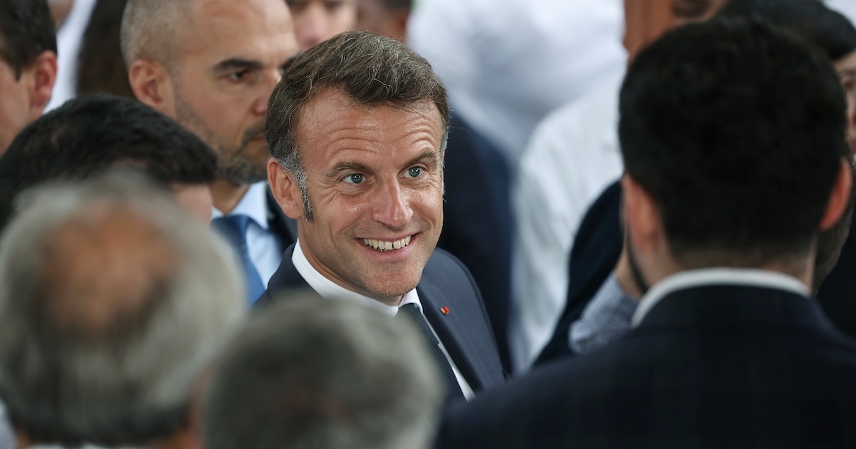 Le président français Emmanuel Macron (au centre) assiste à l'inauguration d'un laboratoire à Wissous, en région parisienne, le 12 mai 2025
