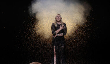 « Elle m’a fait pleurer » : en répétition à l’Eurovision 2025, Louane bouleverse déjà