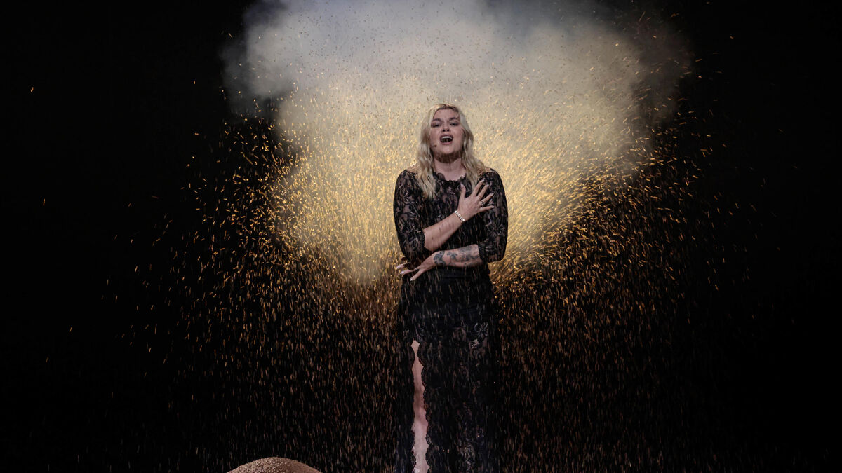 « Elle m’a fait pleurer » : en répétition à l’Eurovision 2025, Louane bouleverse déjà