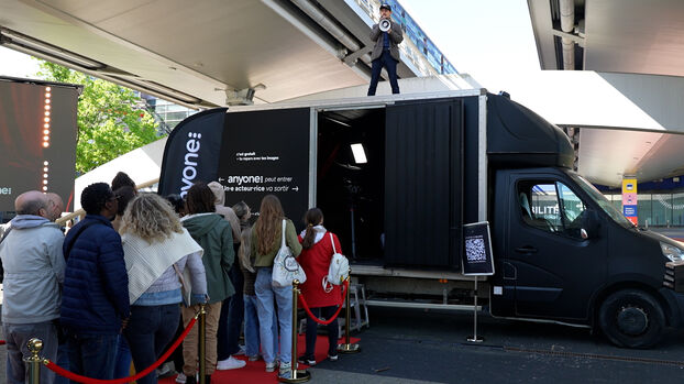 « Je déclare la première édition du camion casting ouverte », lance Théo Fernandez devant la foule présente sur le parvis de la gare Lille-Europe, à Lille