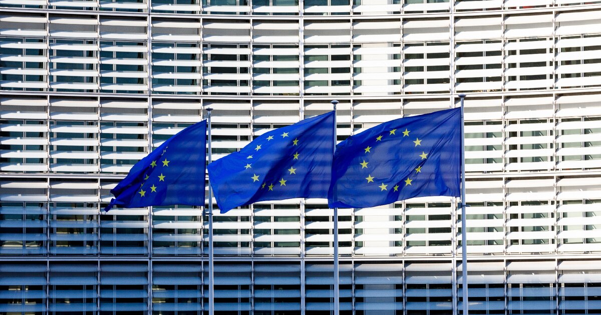 Drapeaux de l'Union européenne devant le siège de l'organisation, le 6 mars 2025 à Bruxelles