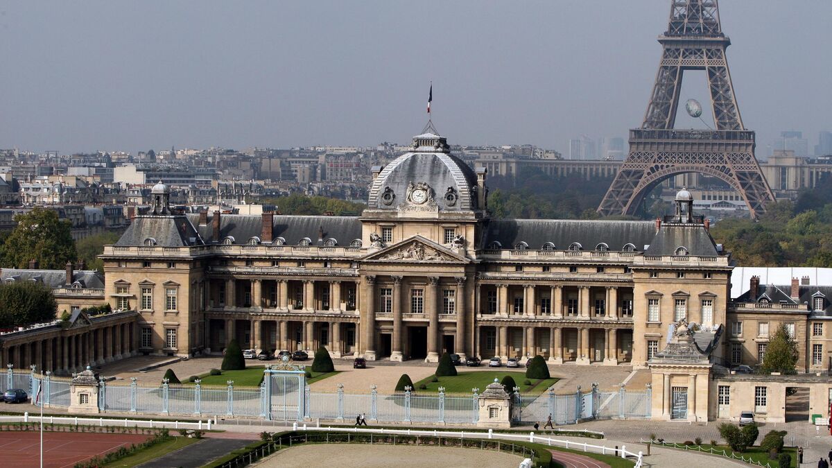 Paris : 130 pompiers mobilisés pour un incendie spectaculaire à l’École militaire