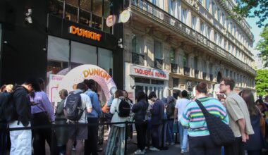 « Le donut à la fraise, c’est ma madeleine de Proust » : pour l’ouverture de Dunkin’ à Paris, ils ont dormi devant la boutique