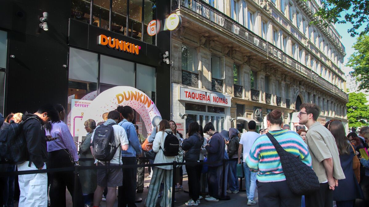 « Le donut à la fraise, c’est ma madeleine de Proust » : pour l’ouverture de Dunkin’ à Paris, ils ont dormi devant la boutique