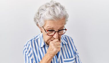 À 61 ans, elle sent de drôles d'odeurs qui n'existent pas... avant d'apprendre qu'elle est atteinte d'un cancer