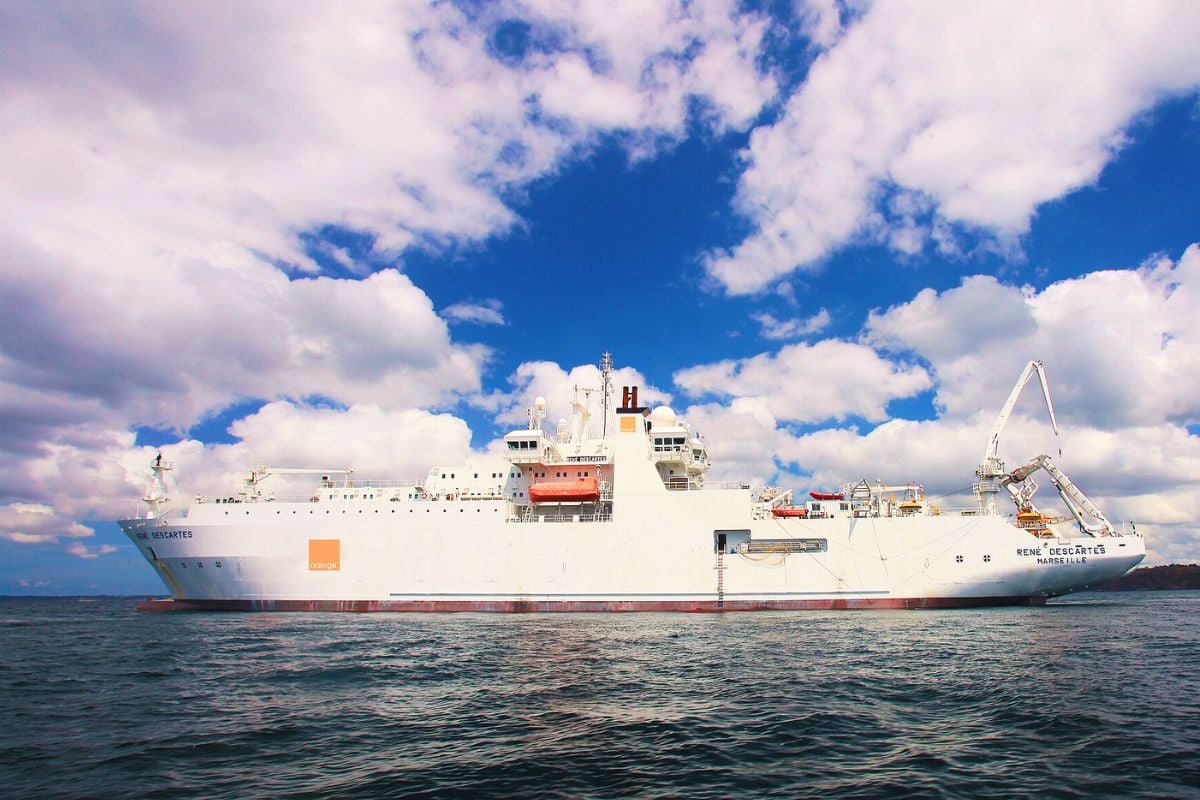 La France possède 33% de la flotte mondiale d’un type de navires particulièrement stratégiques et objet de toutes les attentions en 2025 : les câbliers -
