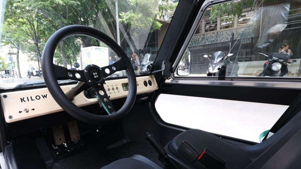 À l'intérieur de La Bagnole, le tableau de bord en bois est minimaliste. Les conducteurs les plus frileux peuvent tout de même ajouter un chauffage USB, en option. Les portes et le toit sont également en option au moment de l'achat.