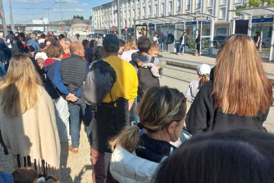 Millénaire Caen grande parade attente tram gare