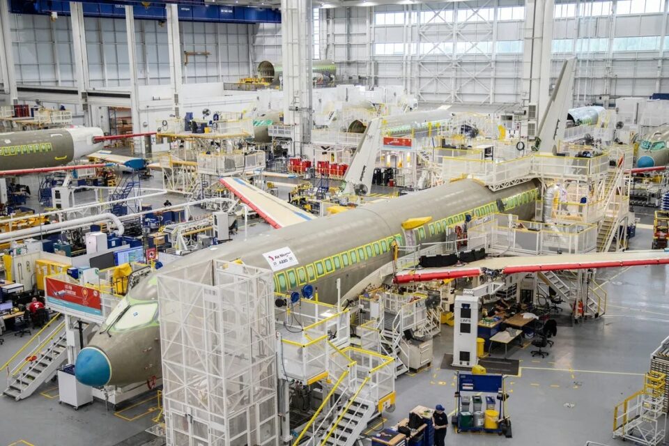 Premier A220 d'Air Niugini sur la chaîne d'assemblage final à Mirabel, Canada