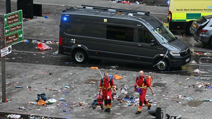 Des membres des services d’urgence sur les lieux de l’incident, en marge du défilé de victoire du club de football de Liverpool en Premier League.