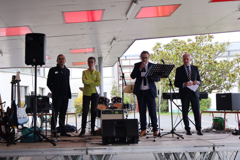 Lors des discours de gauche à droite ; Gilles Neuvial (directeur académie), Danièle Poirout (vice-présidente conseil départemental culture et patrimoine), Hugues Lenoir (principal du collège) et Alain Vey (maire de Basse-Goulaine)