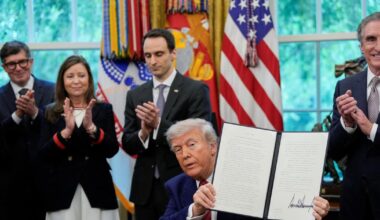 Tous les fabricants de smartphones s'exposent à des droits de douane de 25%, menace Donald Trump