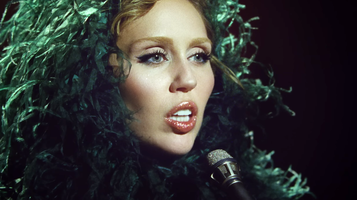 Miley Cyrus, ici dans le clip de « Something Beautiful ».