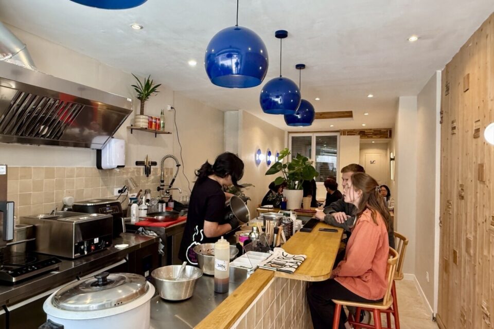 Le restaurant comporte quelques places assises.