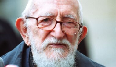 "Il voulait me briser les seins" : une intime de l’Abbé Pierre livre un récit à peine croyable