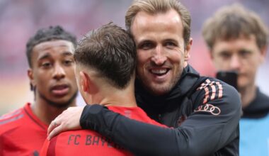 Le buteur anglais du Bayern Munich Harry Kane félicite son coéquipier Joshua Kimmich après le match de Bundesliga contre le RB Leipzig le 3 mai 2025 à Leipzig (RONNY HARTMANN)