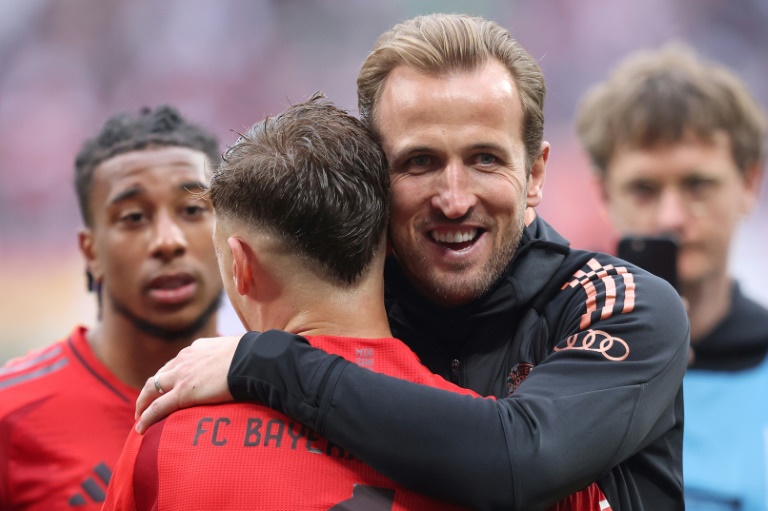 Le buteur anglais du Bayern Munich Harry Kane félicite son coéquipier Joshua Kimmich après le match de Bundesliga contre le RB Leipzig le 3 mai 2025 à Leipzig (RONNY HARTMANN)