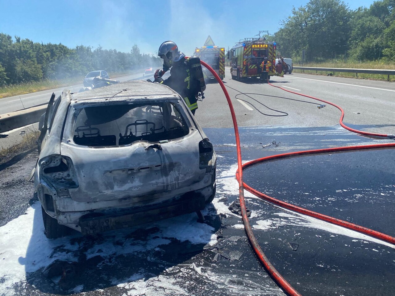 une automobiliste percute un camion, sa voiture prend feu sur l'autoroute