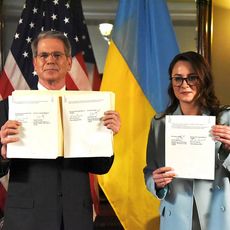 La ministre ukrainienne de l'Économie, Ioulia Svyrydenko, aux côtés du secrétaire au Trésor américain Scott Bessent, à Washington, lors de la signature d'un accord sur les minerais ukrainiens, une photo partagée sur le compte Facebook de la ministre.  