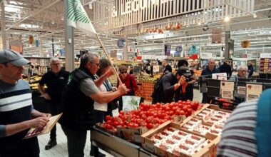 les agriculteurs ont dénoncé la "concurrence déloyale" dans un hypermarché