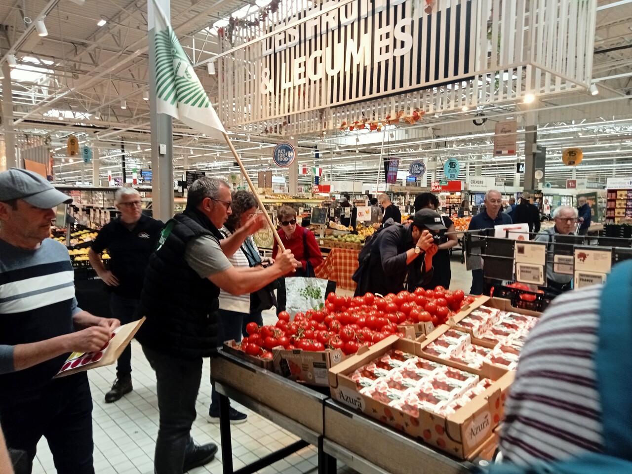 les agriculteurs ont dénoncé la "concurrence déloyale" dans un hypermarché