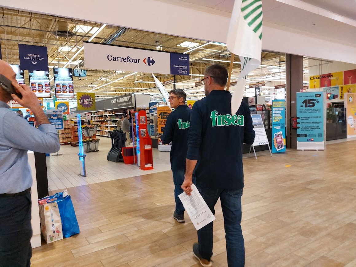 "On va devoir en jeter des tonnes". À Rennes, les agriculteurs mènent une "action tomates" dans ce supermarché