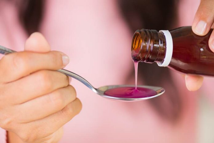 addictions sirop pour la toux codéine jeunes purple drank Ma Santé Une jeune fille qui prend du sirop pour la toux à base de codéine pour faire un purple drank.
